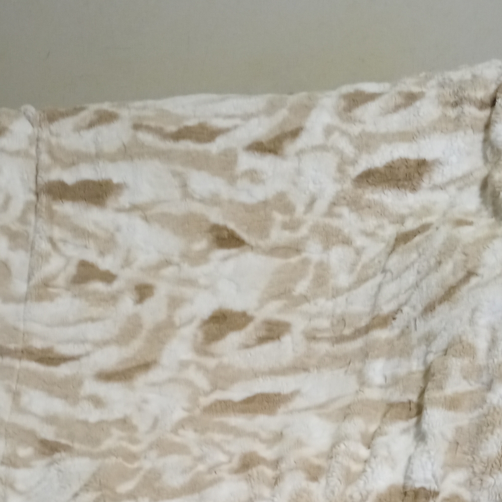 FLEECE THROW BLANKET